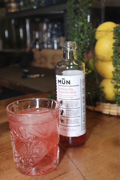 vaso de kombucha con hielo