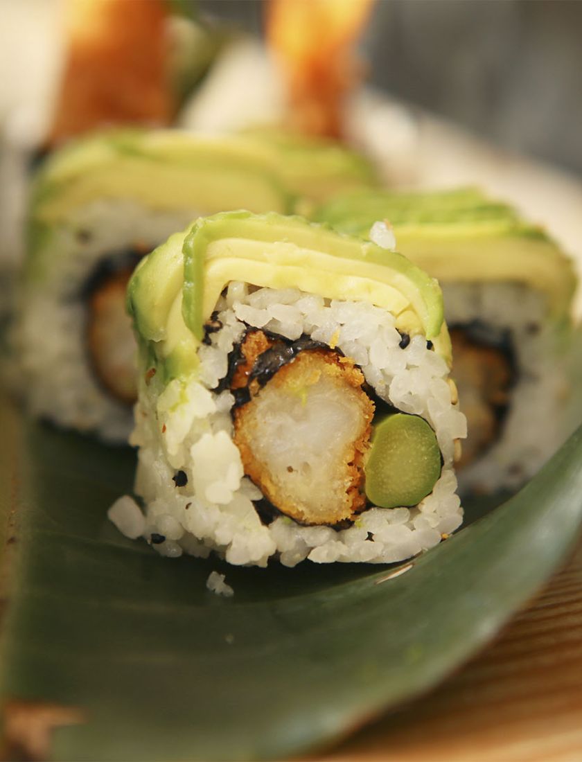 roll de aguacate, pollo y pepino
