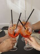 personas brindando