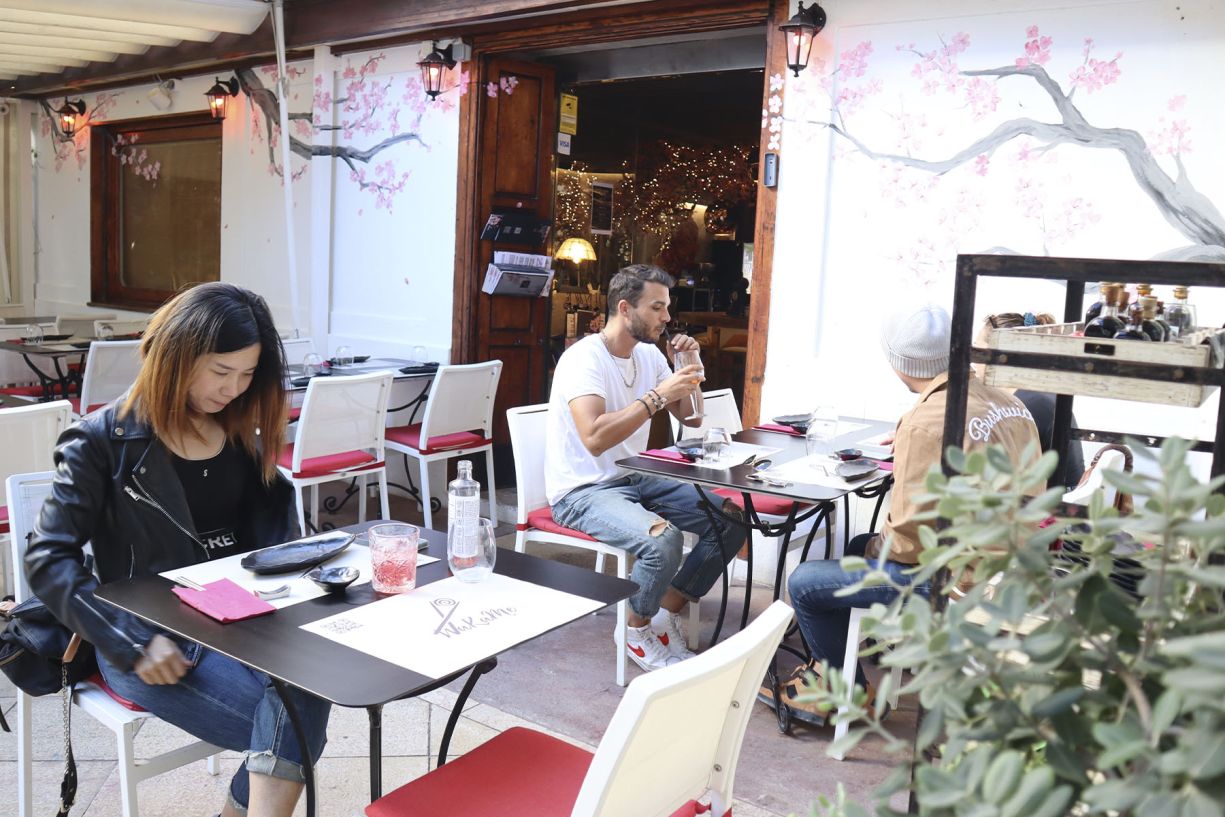 clientes disfrutando de wakame ibiza