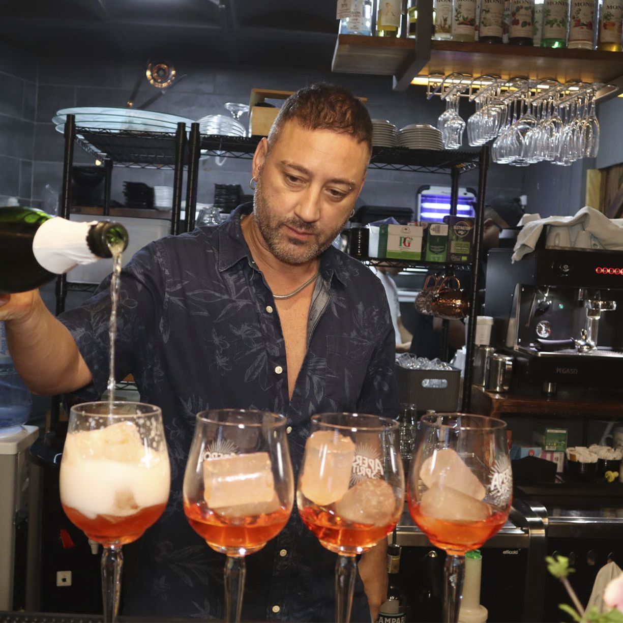 Litterio Cifalino sirviendo bebidas