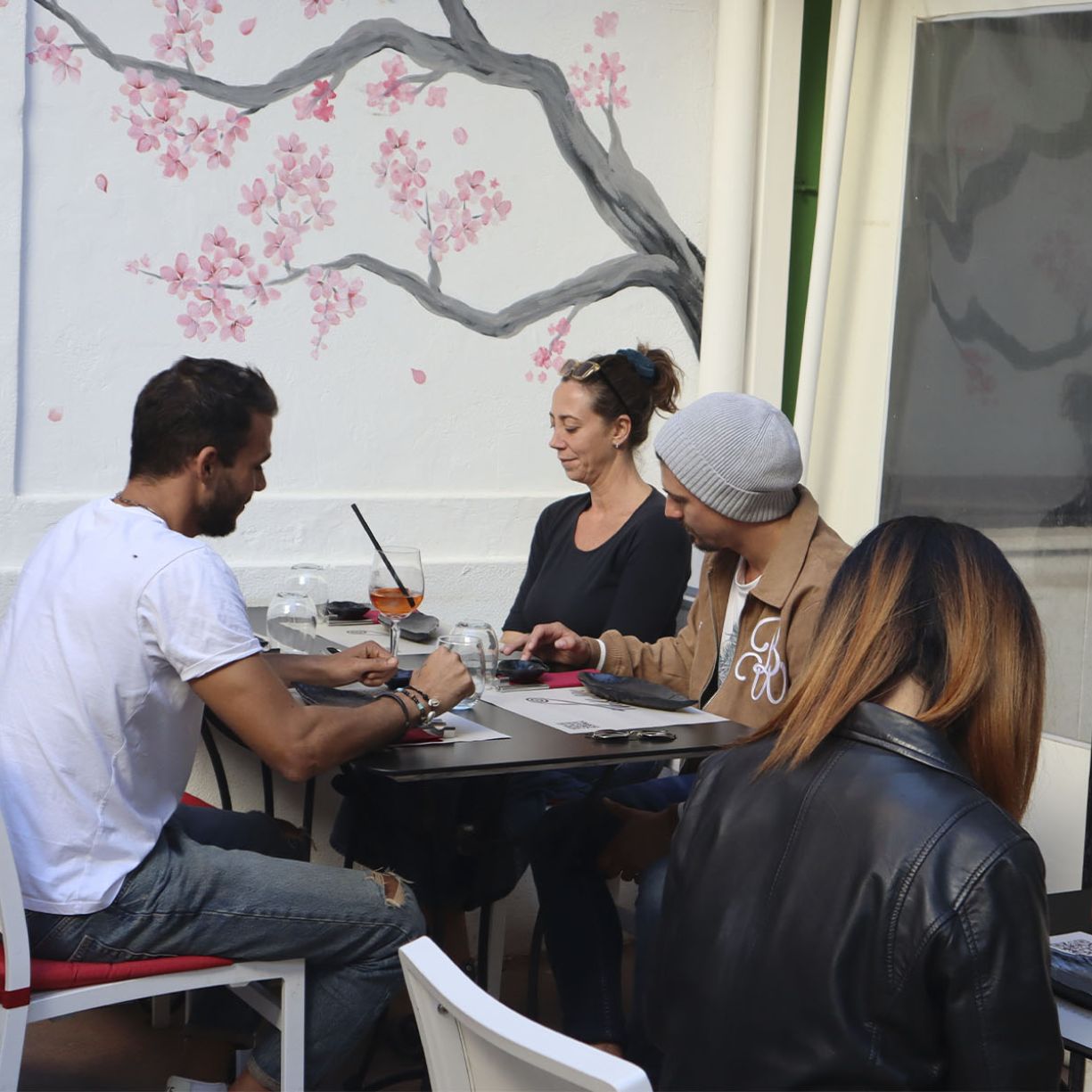 clientes disfrutando de Wakame Ibiza