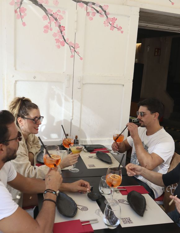 clientes disfrutando de una bebida en Wakame